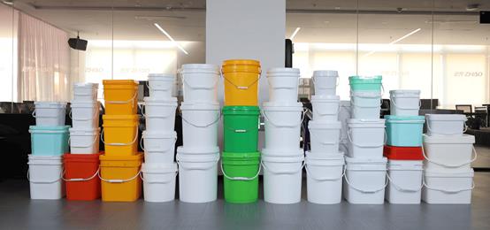 Reusable HDPE and PP plastic buckets in different colors Reusable HDPE and PP plastic buckets in different colors